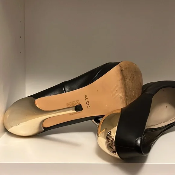 Aldo shoes size 9 . Black with golden heels - Picture 4 of 4
